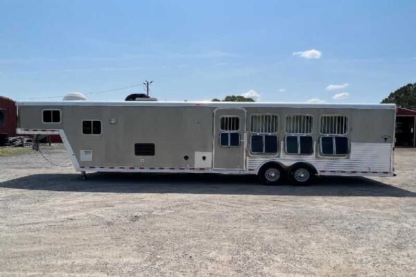 2006 Featherlite 8412LQ 4 Horse Trailer with 12′ Short Wall - Image 4