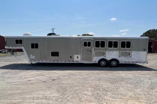 2006 Featherlite 8412LQ 4 Horse Trailer with 12′ Short Wall - Image 3