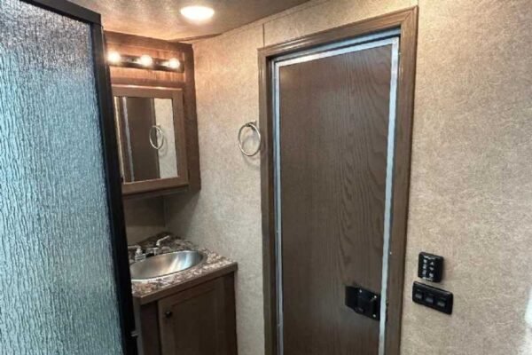 New 2024 Lakota 8313RKBGLQ Charger 3 Horse Trailer with 13′ Short Wall - Image 22