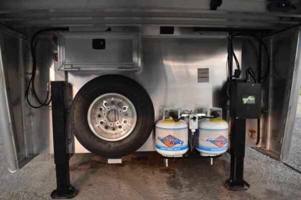 2021 Lakota BIGHORN 8316SRGLQ 3 Horse Trailer with 16′ Short Wall - Image 7