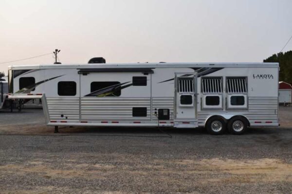 2021 Lakota BIGHORN 8316SRGLQ 3 Horse Trailer with 16′ Short Wall - Image 4