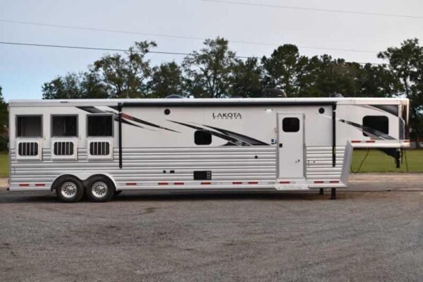 2021 Lakota BIGHORN 8316SRGLQ 3 Horse Trailer with 16′ Short Wall - Image 3