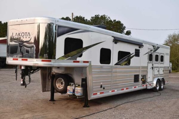 2021 Lakota BIGHORN 8316SRGLQ 3 Horse Trailer with 16′ Short Wall - Image 8