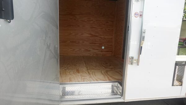 8.5' x 20' White V-Nose Hybrid Enclosed Trailer - Image 16
